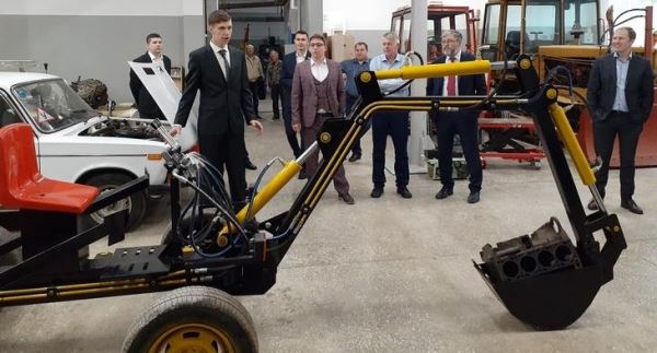 Студенты Пермского Политеха сконструировали электрический мини-экскаватор для защиты климата