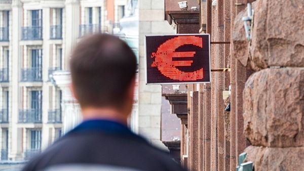Курс евро опустился ниже 1,01 доллара впервые с декабря 2002 года<br />
