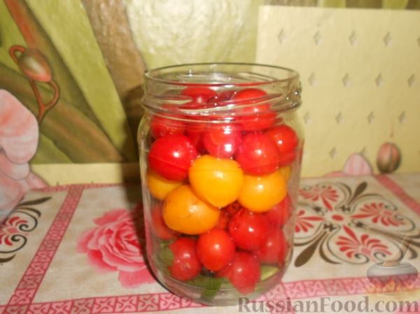 Маринованные помидоры с алычой (на зиму)