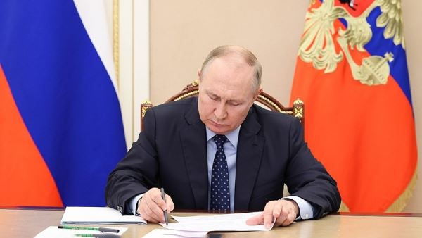 Путин подписал закон о контроле за деятельностью иностранных агентов<br />
