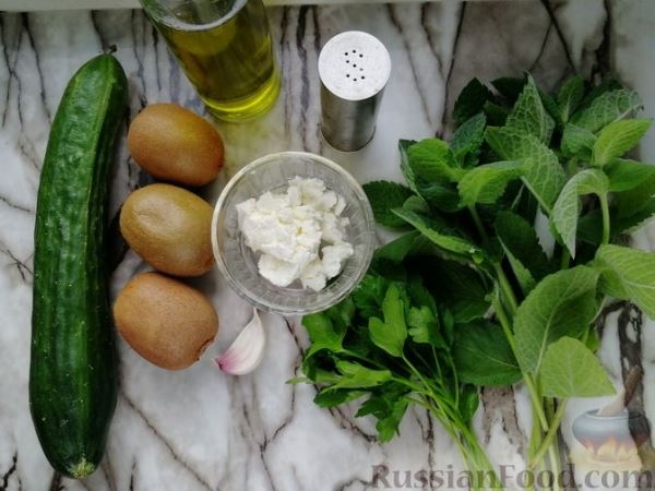 Салат из огурцов с киви, сыром фета и мятно-чесночной заправкой
