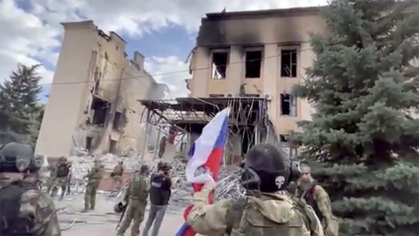Украинские боевики взорвали мэрию Лисичанска при отступлении<br />
