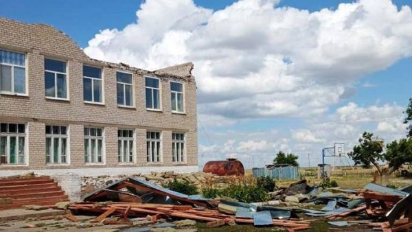 Ураганный ветер сорвал часть крыши со школы в селе под Саратовом<br />

