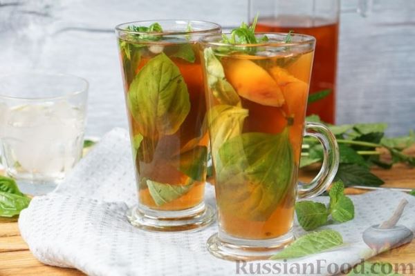 Холодный чай с персиком и базиликом